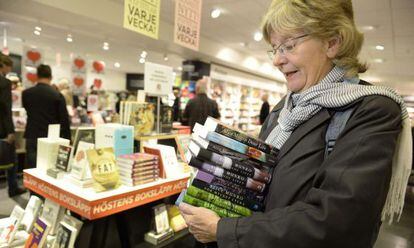 Una lectora compra libros de Alice Munro en Estocolmo.