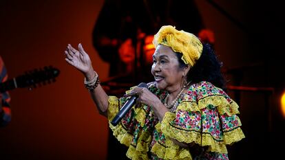 La cantante colombiana Totó la Momposina durante los Premios de Cine Iberoamericano Fénix en el Teatro Esperanza Iris de Ciudad de México, el 2 de noviembre de 2019.