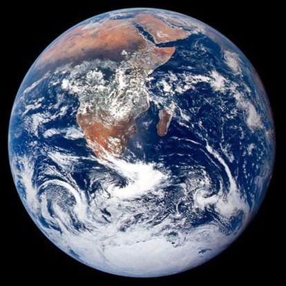 La Tierra es el tercer planeta del Sistema Solar y el mayor de los no gaseosos (Mercurio, Venus, Tierra y Marte). Está situado a 149.600.000 kilómetros del Sol y tiene un radio medio de 6.371 kilómetros. Su periodo de rotación es de 23 horas 56 minutos y 4 segundos y el de traslación 365,24 días. Sólo cuenta con un satélite natural, la Luna, con 3.476 kilómetros de diámetro, a una distancia de 384.000 kilómetros. Es el único planeta en el que existe agua líquida en su superficie, aunque se cree que Marte también pudo albergarla en algún momento. De los 510 millones de kilómetros cuadrados de su superficie, 362 millones corresponden a los océanos. (Álvaro Labiano)