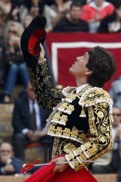 Antonio Barrera brinda el primer toro a su padre.