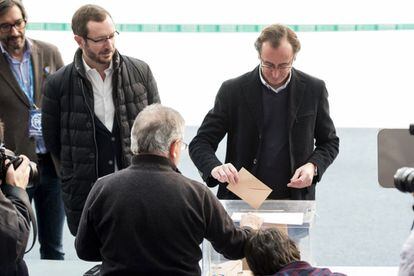 El ministro de Sanidad y candidato al Congreso por el PP, Alfonso Alonso (derecha), vota junto al también candidato al Congreso, Javier Maroto (centro), y el candidato al Senado, Iñaki Oyarzabal (izquierda).