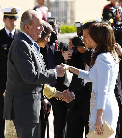 Es la primera visita de Estado a España que realizan el presidente de México y su esposa, unos días antes de la ceremonia de abdicación del rey Juan Carlos y la posterior proclamación del príncipe Felipe como nuevo monarca.
