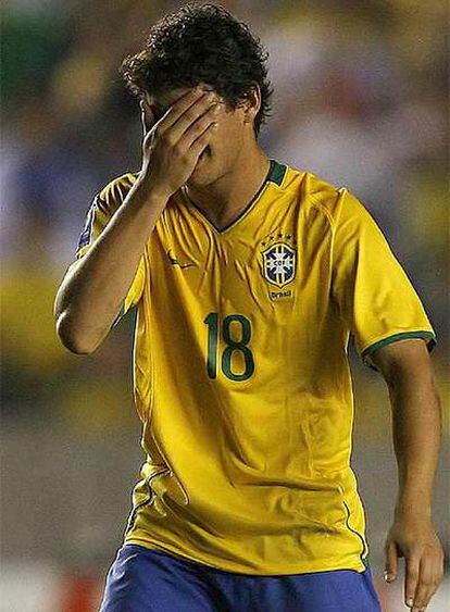 Pato se lamenta tras una acción de la selección brasileña