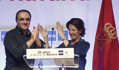 La presidenta del Gobierno de Navarra, Yolanda Barcina, aplaude a Jos&eacute; Javier Esparza, que liderar&aacute; la lista de UPN al Parlamento foral en las elecciones de mayo de 2015.