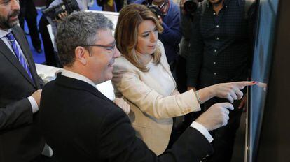 &Aacute;lvaro Nadal y Susana D&iacute;az, en el pabell&oacute;n andaluz del World Travel Market de Londres.