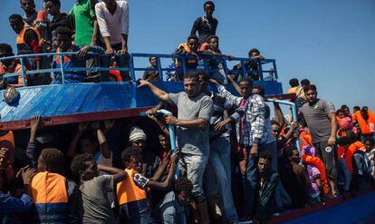 Migrantes esperan a ser rescatados por el barco de las ONG SOS Méditerranée y Médicos sin Fronteras en el Mediterráneo el 2 de agosto.