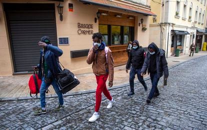A group of African migrants is walking through the streets of Irun (Gipuzkoa) this Tuesday.