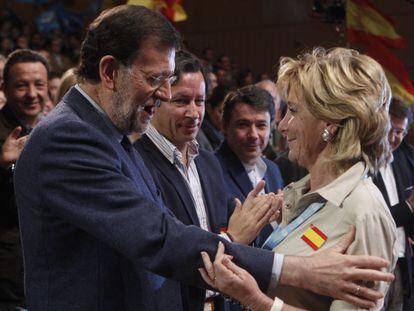 Rajoy y Aguirre se abrazan en el Congreso del PP de Madrid.