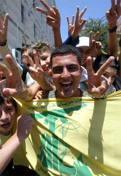 Seguidores de Hezbolá celebran en Beirut el secuestro de los soldados israelíes.