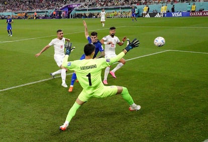 Christian Pulisic de EE UU marca el primer gol ante Irán.