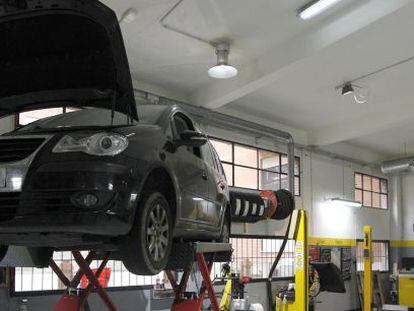 Imagen de un taller de reparación de automóviles de un trabajador autónomo.
