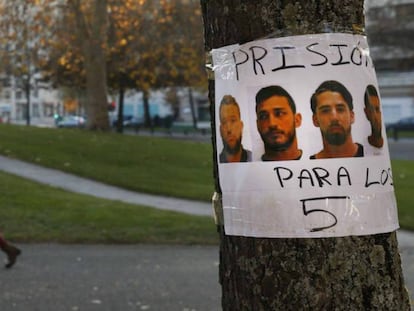 Carteles en el centro de Pamplona, con las caras de los miembros de 'La Manada', acusados de violación durante los Sanfermines de 2016.