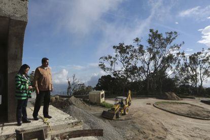Maduro y su esposa inspeccionan la construcci&oacute;n de un hotel del Estado