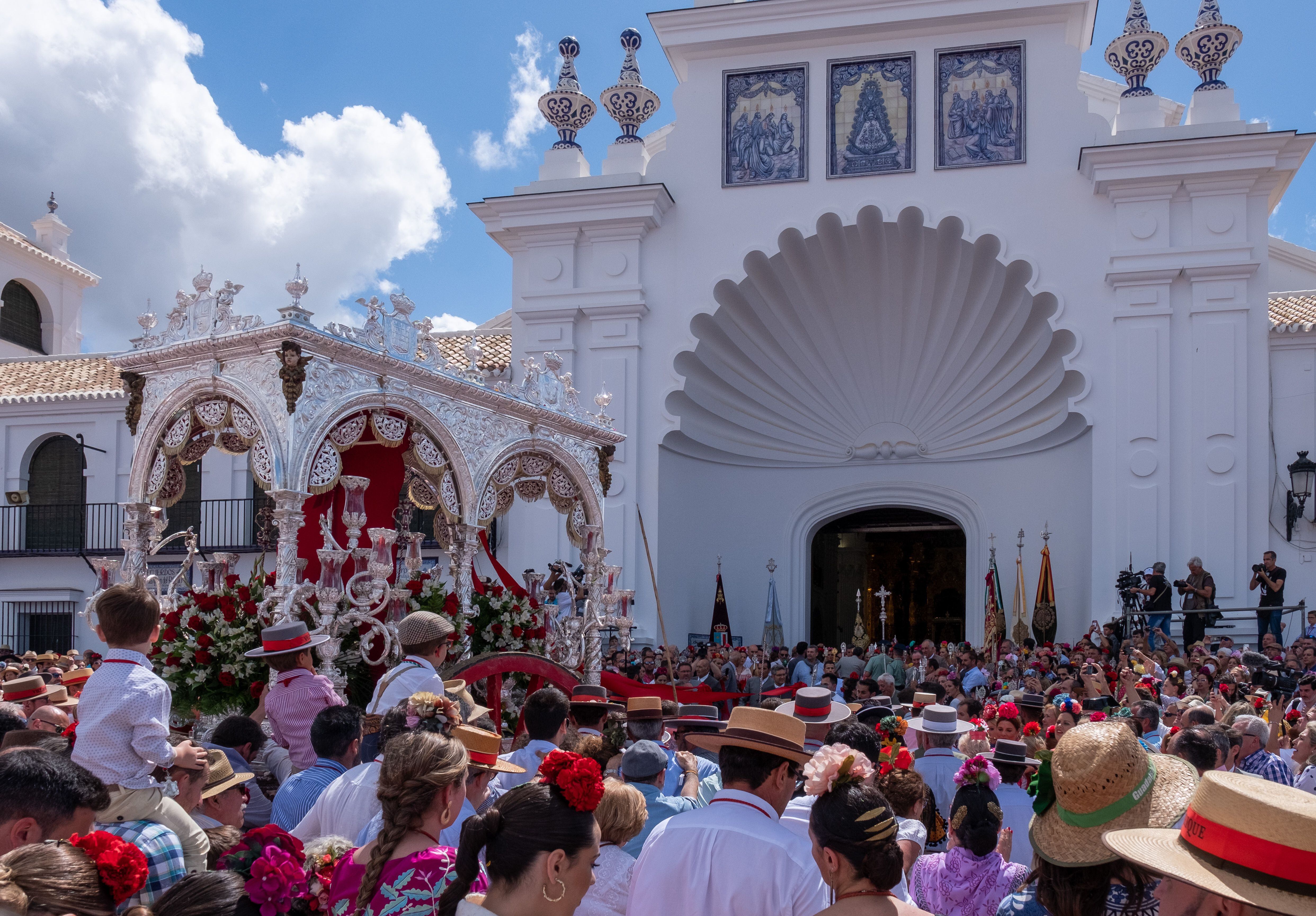 El Simpecado de la Hermandad de Villamanrique de la Condesa (Sevilla) pasa ante el Santuario de la Virgen del Rocío, durante la presentación de hermandades celebrada este sábado en la aldea almonteña de El Rocío (Huelva). 