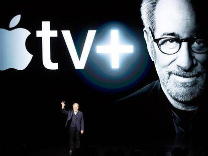 Una imagen de Steven Spielberg durante la conferencia de Tim Cook. En vídeo, la presentación de Apple TV.
