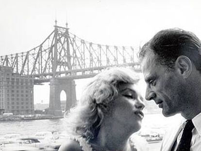 Marilyn Monroe y Arthur Miller, fotografiados en Nueva York por Sam Shaw.