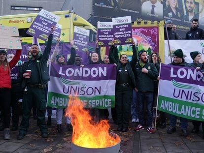 Conductores y equipos de ambulancias se manifiestan ayer en Londres.