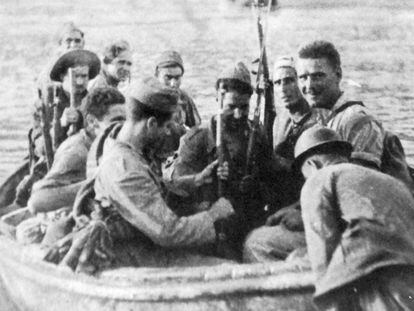 Soldats reupblicans travessen el riu a la Batalla de l'Ebre.