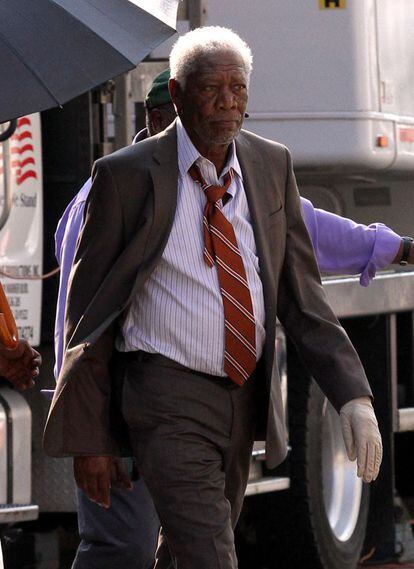 Morgan Freeman (78 años) está pasando momentos duros. Hace poco más de una semana fue asesinada su nieta, de 33 años, apuñalada, en un macabro exorcismo. A los pocos días el soberbio actor volvió al trabajo, al rodaje de 'Going in style', que se estrenará el año que viene. Y lo hizo como ven en la imagen: cara preocupada, desaliñado, camisa abierta, nudo de la corbata medio deshecho... y una especie de guante de látex en la mano izquierda. Seguramente es una imagen que forma parte de su papel. En cualquier caso, nos sumamos a su pesar.