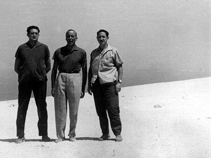 Joaqu&iacute;n Satr&uacute;stegui, Fernando &Aacute;lvarez de Miranda y Jaime Miralles, en Fuerteventura, donde fueron confinados tras regresar de M&uacute;nich en 1962.