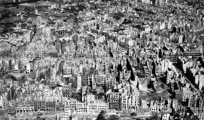 Vista aérea del casco viejo de Berlín (Alemania) en ruinas, el término de la Segunda Guerra Mundial.