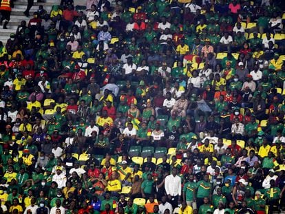 Espectadores durante el partido entre Camerún y Comoras.
