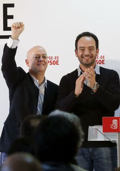 El portavoz del PSOE en el Congreso, Antonio Hernando, acompañado de Odón Elorza en un acto político celebrado en Rentería.