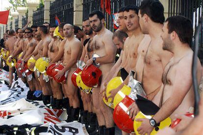 Un grupo de bomberos protestan desnudos frente a la diputación de A Couruña.