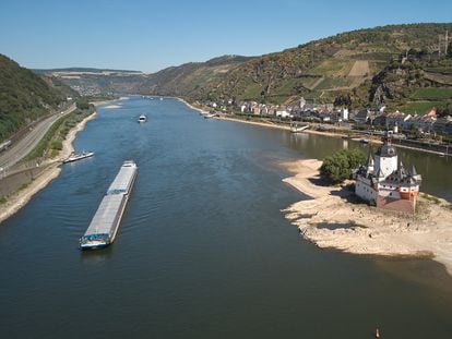 Un barco de transporte fluvial pasa cerca de Kaub (Alemania) en agosto. Los barcos de mercancías han estado luchando contra el caudal mínimo del Rin durante las semanas más secas del verano.