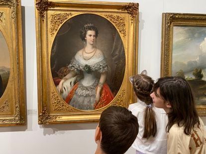 Visitantes del Museo Nacional de Arte de Moldavia observan el retrato de Isabel de Baviera.