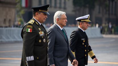 El presidente, Andrés Manuel López Obrador; el secretario de Defensa, Luis Cresencio Sandoval, y el secretario de Marina, Rafael Ojeda, durante el desfile militar del Día de la Independencia en Ciudad de México.