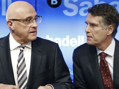 El presidente del Banco de Sabadell, Josep Oliu, y el consejero delegado, Jaume Guardiola.