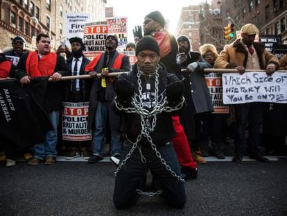 Un honbre en cadenas durante la protesta en Nueva York. 