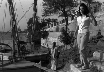 La actriz egipcia Dalida retratada a orillas de El Nilo.