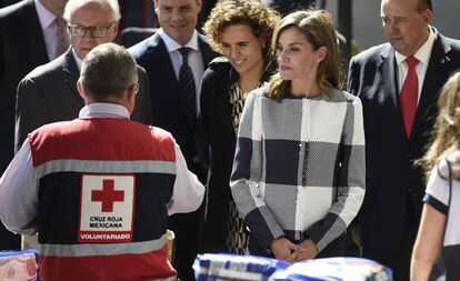 Doña Letizia y la ministra de Sanidad (detrás de la Reina), el pasado lunes en la sede de Cruz Roja Mexicana.