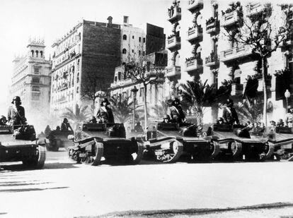 Desfilada de la victòria de les tropes franquistes el 26 de febrer de 1939 a Barcelona, just un mes després de l’entrada a la ciutat. Oficialment, la guerra acabava a Catalunya.