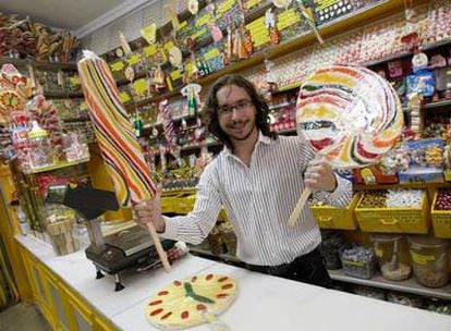 Paco Moreno en su la tienda Caramelos Paco en la calle de Toledo.