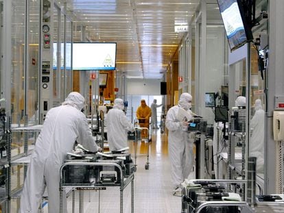 Trabajadores de SkyWater Technology en un laboratorio de la compañía de chips en Bloomington, Minnesota.