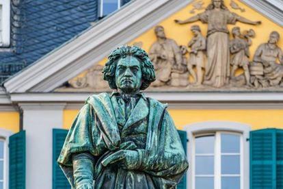 La estatua de Beethoven en la Münsterplatz fue erigida en 1845 para conmemorar el 75º aniversario del nacimiento del compositor.