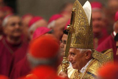 El Papa ordenó ayer en el Vaticano 24 nuevos cardenales, uno de ellos el español José Manuel Estepa Llaurens.