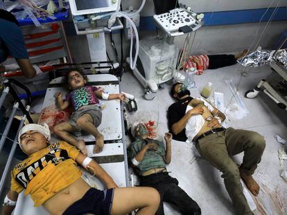 Un grupo de palestinos heridos durante un bombardeo israelí, entre ellos tres niños, esperan a ser tratados en el hospital de Al Shifa, en Ciudad de Gaza, el 23 de octubre.