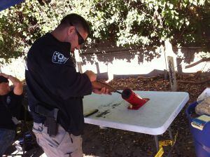 Un agente comprueba una escopeta entregada por un ciudadano, el sábado en el centro de Los Ángeles.