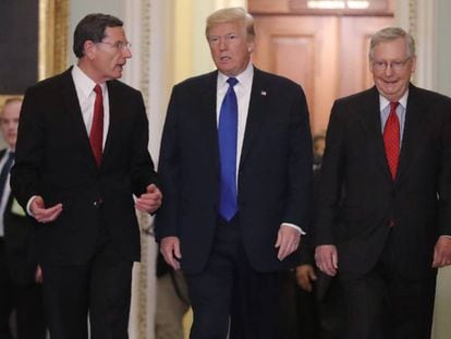 Donald Trump, con los senadores John Barasso (izda.) y Mitch McConnell, en el Capitolio (Washington DC).