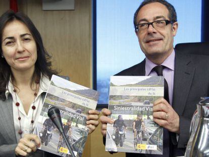  La directora general de Tr&aacute;fico, Mar&iacute;a Segu&iacute;, y el portavoz de CiU en el Congreso, Pere Macias, durante la comparecencia en la Comisi&oacute;n de Seguridad Vial.