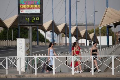 La primera ola de calor del verano meteorológico ha llegado este martes a su pico en el sur de la Península, un máximo que se alcanzará el miércoles en el centro y en el norte de España, pero continuará al menos hasta el sábado. En la imagen, un termómetro marca 42 grados centígrados este martes en Sevilla.