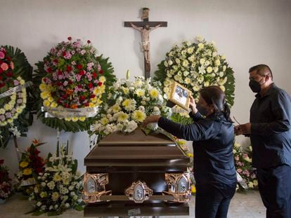 Dolores Bazaldúa y Mario Escobar, padres de Debanhi Escobar frente al féretro de su hija, en Galeana, Nuevo León.