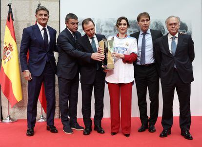 Los exfutbolistas y miembros de La quinta del Buitre junto a la presidenta de la Comunidad de Madrid, Isabel Díaz Ayuso.
