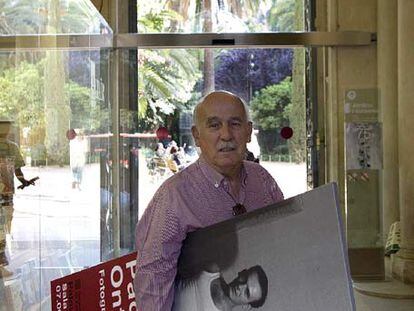 Paco Ontañón, en la exposición <i>La vitrina del fotògraf,</i> en el Palau Robert de Barcelona en 2006.