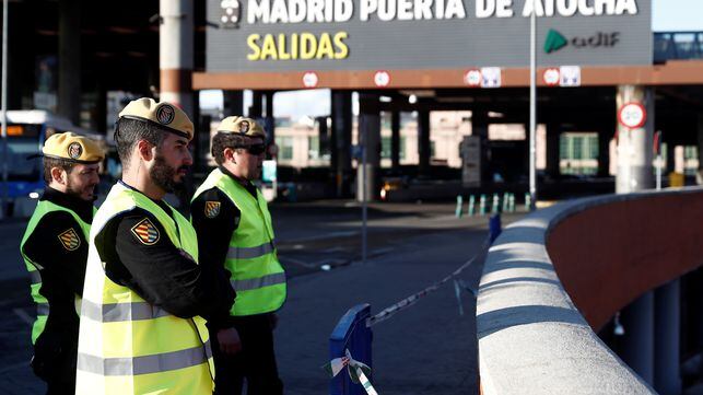 Madrid 16/03/2020.- Varios militares vigilan el acceso a la estación de tren de Atocha, este lunes, en Madrid. La ciudad de Madrid, al igual que el resto de España, vive este lunes su primer día laboral de aplicación del decreto de alarma, que supone entre otras medidas la restricción de la movilidad, lo que disminuirá de nuevo notablemente el tráfico EFE/Mariscal