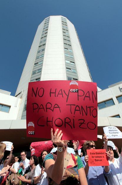 El personal del hospital de Bellvitge, en l'Hospitalet de Llobregat (Barcelona), protesta por los recortes del Departamento de Salud.